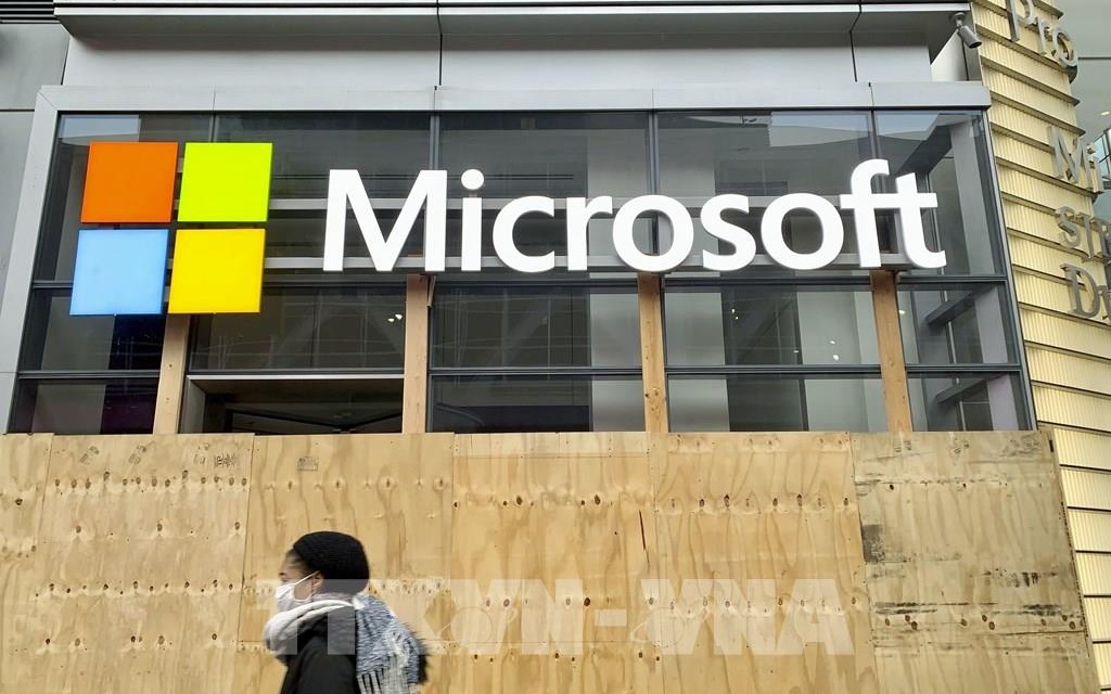 Biểu tượng Microsoft tại New York, Mỹ. (Ảnh: Kyodo/TTXVN) Biểu tượng Microsoft tại New York, Mỹ. (Ảnh: Kyodo/TTXVN)